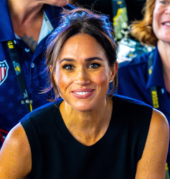 Meghan Markle | &#x3A6;&#x3CC;&#x3C1;&#x3B5;&#x3C3;&#x3B5; &#x3C4;&#x3BF; &#x3B9;&#x3B4;&#x3B1;&#x3BD;&#x3B9;&#x3BA;&#x3CC; total white &#x3C3;&#x3CD;&#x3BD;&#x3BF;&#x3BB;&#x3BF; &#x3B3;&#x3B9;&#x3B1; &#x3C4;&#x3B7;&#x3BD; &#x3AC;&#x3BD;&#x3BF;&#x3B9;&#x3BE;&#x3B7;