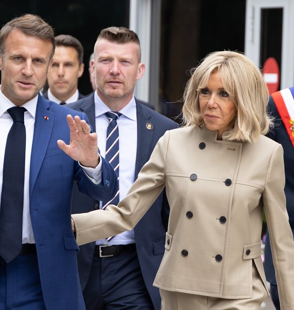 &quot;&#x395;&#x3AF;&#x3BD;&#x3B1;&#x3B9; &#x3B1;&#x3BD;&#x3BF;&#x3B7;&#x3C3;&#x3AF;&#x3B5;&#x3C2;&quot;: &#x39F; &#x395;mmanuel Macron &#x3B5;&#x3C0;&#x3B9;&#x3C4;&#x3AF;&#x3B8;&#x3B5;&#x3C4;&#x3B1;&#x3B9; &#x3C3;&#x3C4;&#x3B9;&#x3C2; &#x3C4;&#x3C1;&#x3B1;&#x3BD;&#x3C3;&#x3C6;&#x3BF;&#x3B2;&#x3B9;&#x3BA;&#x3AD;&#x3C2; &#x3C6;&#x3AE;&#x3BC;&#x3B5;&#x3C2; &#x3B3;&#x3B9;&#x3B1; &#x3C4;&#x3B7; &#x3C3;&#x3CD;&#x3B6;&#x3C5;&#x3B3;&#x3CC; &#x3C4;&#x3BF;&#x3C5;, Brigitte