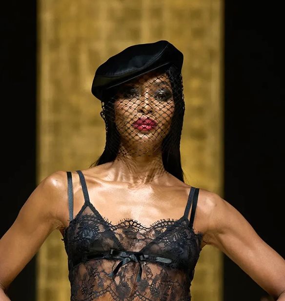 &#x3A4;&#x3BF; &quot;Mob Wife&quot; trend (&#x3BA;&#x3B1;&#x3B9;) &#x3C3;&#x3C4;&#x3B7;&#x3BD; &#x3C0;&#x3B1;&#x3C3;&#x3B1;&#x3C1;&#x3AD;&#x3BB;&#x3B1; | &#x39F;&#x3B9; Dolce &amp; Gabbana &#x3C0;&#x3C1;&#x3CC;&#x3C4;&#x3B5;&#x3B9;&#x3BD;&#x3B1;&#x3BD; &#x3C4;&#x3BF; &#x3C0;&#x3B9;&#x3BF; &#x3C0;&#x3BF;&#x3BB;&#x3C5;&#x3C4;&#x3B5;&#x3BB;&#x3AD;&#x3C2; &#x3BC;&#x3B1;&#x3BA;&#x3B9;&#x3B3;&#x3B9;&#x3AC;&#x3B6;