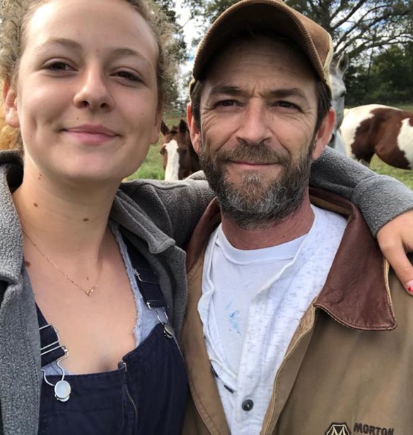 H &#x3BA;&#x3CC;&#x3C1;&#x3B7; &#x3C4;&#x3BF;&#x3C5; Luke Perry &#x3B1;&#x3C0;&#x3B1;&#x3BD;&#x3C4;&#x3AC; &#x3C3;&#x3B5; &#x3CC;&#x3C3;&#x3BF;&#x3C5;&#x3C2; &#x3C4;&#x3B7;&#x3BD; &#x3BA;&#x3B1;&#x3C4;&#x3B7;&#x3B3;&#x3BF;&#x3C1;&#x3BF;&#x3CD;&#x3BD;