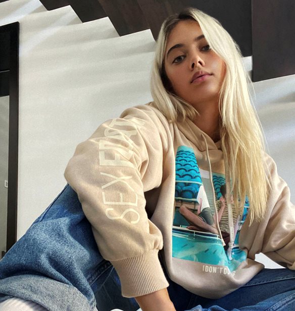 &#x397; Pull&amp;Bear &#x3BA;&#x3C5;&#x3BA;&#x3BB;&#x3BF;&#x3C6;&#x3BF;&#x3C1;&#x3B5;&#x3AF; &#x3C3;&#x3C5;&#x3BB;&#x3BB;&#x3BF;&#x3B3;&#x3AE; &#x3B5;&#x3BC;&#x3C0;&#x3BD;&#x3B5;&#x3C5;&#x3C3;&#x3BC;&#x3AD;&#x3BD;&#x3B7; &#x3B1;&#x3C0;&#x3CC; &#x3C4;&#x3BF; Sex Education