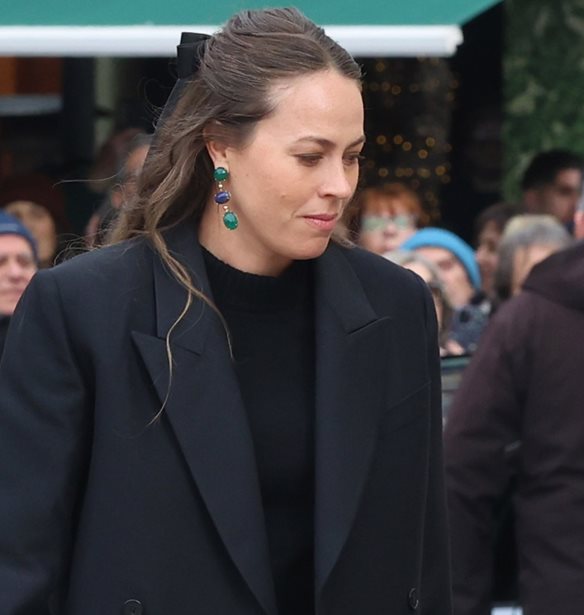 Nina Flohr | Η άκρως ιδιαίτερη λεπτομέρεια στο look της στην κηδεία της Ειρήνης