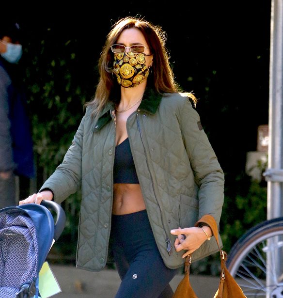 Η Irina Shayk φόρεσε μία από τις μεγαλύτερες τάσεις στα πανωφόρια