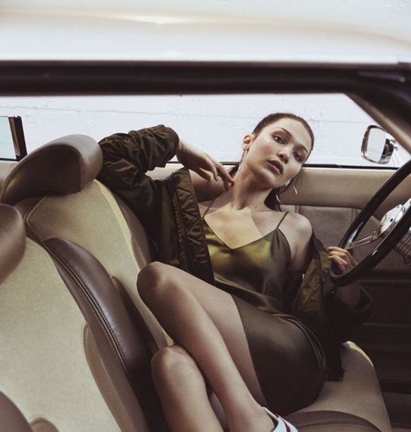 Bella Hadid: &#x39F;&#x3B9; &#x3C3;&#x3C5;&#x3BC;&#x3B2;&#x3BF;&#x3C5;&#x3BB;&#x3AD;&#x3C2; &#x3C4;&#x3B7;&#x3C2; &#x3B3;&#x3B9;&#x3B1; &#x3C4;&#x3B7;&#x3BD; &#x3C4;&#x3AD;&#x3BB;&#x3B5;&#x3B9;&#x3B1; #shoeselfie