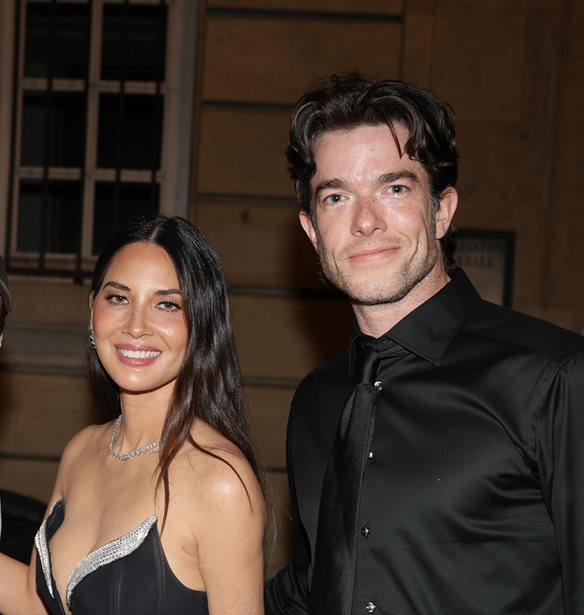 Olivia Munn &amp; John Mulaney | &#x388;&#x3BA;&#x3B1;&#x3BD;&#x3B1;&#x3BD; &#x3C4;&#x3B7;&#x3BD; &#x3C0;&#x3B9;&#x3BF; &#x3BC;&#x3B9;&#x3BA;&#x3C1;&#x3AE; &#x3B3;&#x3B1;&#x3BC;&#x3AE;&#x3BB;&#x3B9;&#x3B1; &#x3C4;&#x3B5;&#x3BB;&#x3B5;&#x3C4;&#x3AE; &#x3C0;&#x3BF;&#x3C5; &#x3C5;&#x3C0;&#x3AC;&#x3C1;&#x3C7;&#x3B5;&#x3B9;