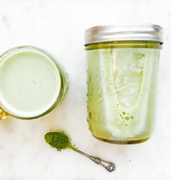 Τσάι και σκόνη μάτσα: Τι οφέλη έχει, πώς βοηθά υγεία και αδυνάτισμα