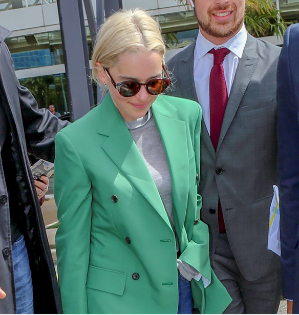 Emilia Clarke: &#x395;&#x3BC;&#x3C6;&#x3B1;&#x3BD;&#x3AF;&#x3C3;&#x3C4;&#x3B7;&#x3BA;&#x3B5; &#x3BC;&#x3B5; &#x3C4;&#x3BF; outfit &#x3C0;&#x3BF;&#x3C5; &#x3B8;&#x3AD;&#x3BB;&#x3BF;&#x3C5;&#x3BC;&#x3B5; &#x3BD;&#x3B1; &#x3C6;&#x3BF;&#x3C1;&#x3AC;&#x3BC;&#x3B5; &#x3CC;&#x3BB;&#x3B7; &#x3C4;&#x3B7;&#x3BD; &#x3AC;&#x3BD;&#x3BF;&#x3B9;&#x3BE;&#x3B7;