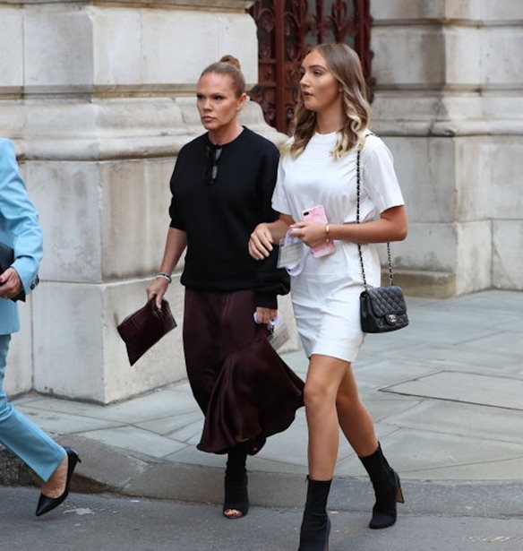 Victoria Beckham | &#x397; &#x3BC;&#x3B9;&#x3BA;&#x3C1;&#x3AE; &#x3B1;&#x3B4;&#x3B5;&#x3BB;&#x3C6;&#x3AE; &#x3C4;&#x3B7;&#x3C2;, Louise &#x3B5;&#x3AF;&#x3BD;&#x3B1;&#x3B9; &#x3BA;&#x3BB;&#x3CE;&#x3BD;&#x3BF;&#x3C2; &#x3C4;&#x3B7;&#x3C2;