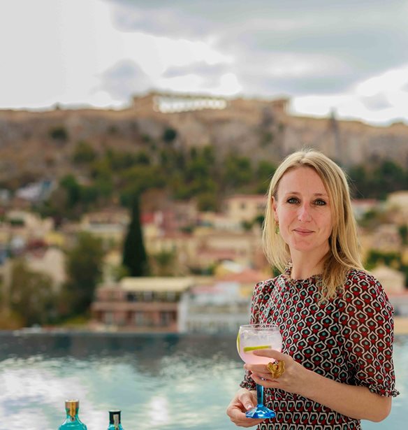 &#x397; Master Distiller &#x3C4;&#x3BF;&#x3C5; Bombay Sapphire &#x3B1;&#x3C0;&#x3BF;&#x3BA;&#x3B1;&#x3BB;&#x3CD;&#x3C0;&#x3C4;&#x3B5;&#x3B9; &#x3C4;&#x3B1; &#x3BC;&#x3C5;&#x3C3;&#x3C4;&#x3B9;&#x3BA;&#x3AC; &#x3B5;&#x3BD;&#x3CC;&#x3C2; premium gin