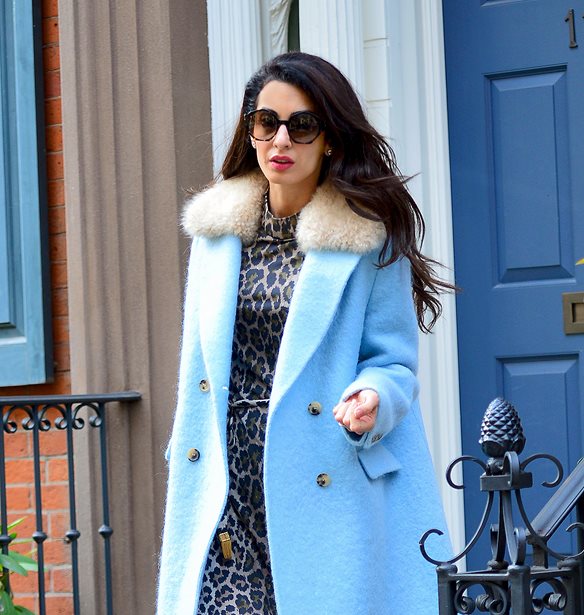 Amal Clooney | 10 &#x3C6;&#x3BF;&#x3C1;&#x3AD;&#x3C2; &#x3C0;&#x3BF;&#x3C5; &#x3C4;&#x3BF; &#x3C7;&#x3C4;&#x3B5;&#x3BD;&#x3AF;&#x3C3;&#x3BC;&#x3AC; &#x3C4;&#x3B7;&#x3C2; &#x3AE;&#x3C4;&#x3B1;&#x3BD; &#x3B7; &#x3B5;&#x3C0;&#x3B9;&#x3C4;&#x3BF;&#x3BC;&#x3AE; &#x3C4;&#x3B7;&#x3C2; &#x3BA;&#x3BF;&#x3BC;&#x3C8;&#x3CC;&#x3C4;&#x3B7;&#x3C4;&#x3B1;&#x3C2;