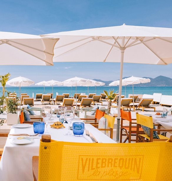 &#x3A4;&#x3BF; beach club Vilebrequin La Plage &#x3AC;&#x3BD;&#x3BF;&#x3B9;&#x3BE;&#x3B5; &#x3C3;&#x3C4;&#x3B9;&#x3C2; &#x39A;&#x3AC;&#x3BD;&#x3BD;&#x3B5;&#x3C2;