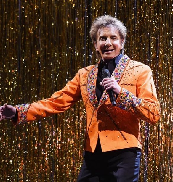 &#x39F; Barry Manilow &#x3C4;&#x3C1;&#x3B1;&#x3B3;&#x3BF;&#x3CD;&#x3B4;&#x3B7;&#x3C3;&#x3B5; &#x3C4;&#x3BF; &#x3B8;&#x3C1;&#x3C5;&#x3BB;&#x3B9;&#x3BA;&#x3CC; &quot;Copacabana&quot; &#x3C3;&#x3C4;&#x3BF; show &#x3C4;&#x3BF;&#x3C5; Michael Kors