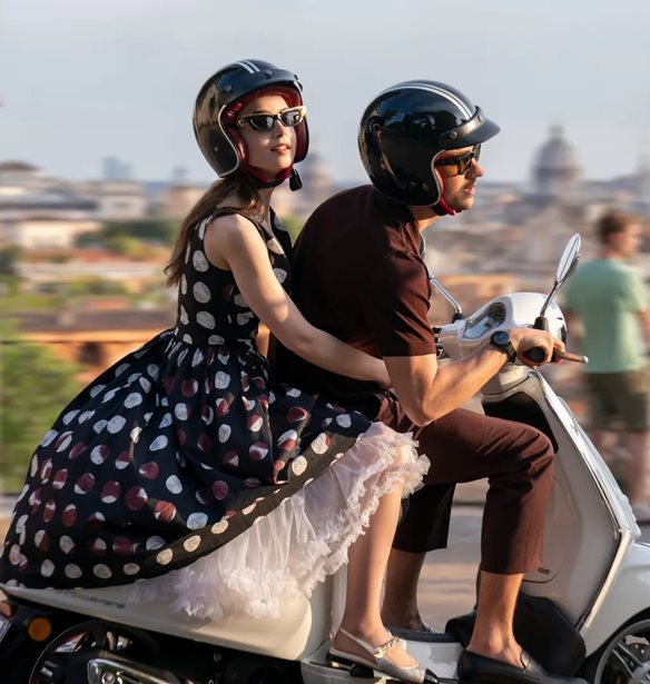 &#x39C;&#x3B5;&#x3C4;&#x3AC; &#x3C4;&#x3BF; &#x3A0;&#x3B1;&#x3C1;&#x3AF;&#x3C3;&#x3B9;, &#x3B7; Emily (in Paris) &#x3BA;&#x3B1;&#x3C4;&#x3B1;&#x3BA;&#x3C4;&#x3AC; &#x3BA;&#x3B1;&#x3B9; &#x3C4;&#x3B7; &#x3A1;&#x3CE;&#x3BC;&#x3B7;