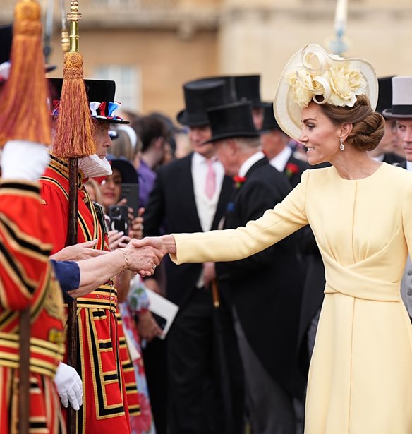 &#x397; Kate Middleton &#x3BC;&#x3B5; Emilia Wickstead &#x3C6;&#x3CC;&#x3C1;&#x3B5;&#x3BC;&#x3B1;, &#x3C6;&#x3CC;&#x3C1;&#x3BF; &#x3C4;&#x3B9;&#x3BC;&#x3AE;&#x3C2; &#x3C3;&#x3C4;&#x3B7;&#x3BD; &#x395;&#x3BB;&#x3B9;&#x3C3;&#x3AC;&#x3B2;&#x3B5;&#x3C4; &#x392;&#x27;  &#x3BA;&#x3B1;&#x3B9; &#x3C4;&#x3B1; &#x3C3;&#x3BA;&#x3BF;&#x3C5;&#x3BB;&#x3B1;&#x3C1;&#x3AF;&#x3BA;&#x3B9;&#x3B1; &#x3C4;&#x3BF;&#x3C5; &#x3B3;&#x3AC;&#x3BC;&#x3BF;&#x3C5; &#x3C4;&#x3B7;&#x3C2;