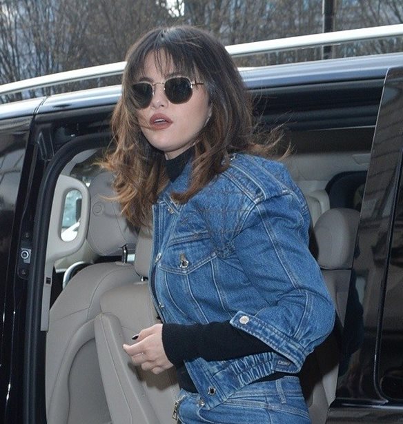 Μην αγοράσεις πανωφόρι πριν δεις τη συλλογή της Selena Gomez