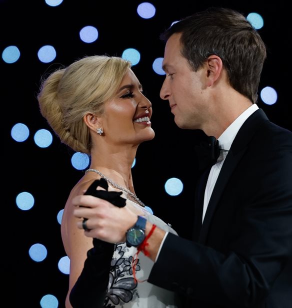 &#x397; Ivanka Trump &#x3BC;&#x3B5; archival &#x3B4;&#x3B7;&#x3BC;&#x3B9;&#x3BF;&#x3C5;&#x3C1;&#x3B3;&#x3AF;&#x3B1; &#x3C5;&#x3C8;&#x3B7;&#x3BB;&#x3AE;&#x3C2; &#x3C1;&#x3B1;&#x3C0;&#x3C4;&#x3B9;&#x3BA;&#x3AE;&#x3C2; &#x3C4;&#x3BF;&#x3C5; &#x3BF;&#x3AF;&#x3BA;&#x3BF;&#x3C5; Givenchy &#x3C3;&#x3C4;&#x3BF; Inauguration Night Ball