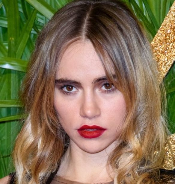 Suki Waterhouse: &#x394;&#x3B5;&#x3AF;&#x3C7;&#x3BD;&#x3B5;&#x3B9; &#x3C4;&#x3B1; &#x3B5;&#x3C3;&#x3CE;&#x3C1;&#x3BF;&#x3C5;&#x3C7;&#x3B1; &#x3C4;&#x3B7;&#x3C2; &#x3C3;&#x3C4;&#x3BF; &#x3BA;&#x3CC;&#x3BA;&#x3BA;&#x3B9;&#x3BD;&#x3BF; &#x3C7;&#x3B1;&#x3BB;&#x3AF; (&#x3B1;&#x3BB;&#x3BB;&#x3AC; &#x3C0;&#x3B1;&#x3C1;&#x3B1;&#x3BC;&#x3AD;&#x3BD;&#x3B5;&#x3B9; super stylish)