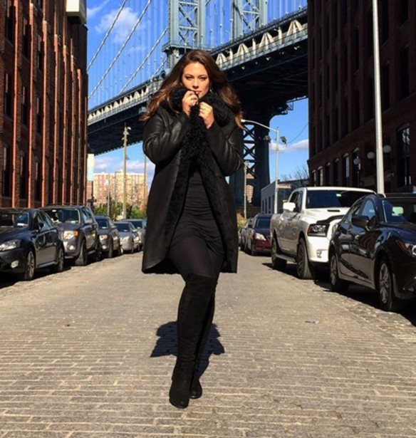 Ashley Graham: &#x3A4;&#x3BF; plus size &#x3BC;&#x3BF;&#x3BD;&#x3C4;&#x3AD;&#x3BB;&#x3BF; &#x3C0;&#x3BF;&#x3C5; &#x3C0;&#x3B5;&#x3C1;&#x3C0;&#x3AC;&#x3C4;&#x3B7;&#x3C3;&#x3B5; &#x3C3;&#x3C4;&#x3B7; &#x3C0;&#x3B1;&#x3C3;&#x3B1;&#x3C1;&#x3AD;&#x3BB;&#x3B1; &#x3C4;&#x3BF;&#x3C5; Michael Kors