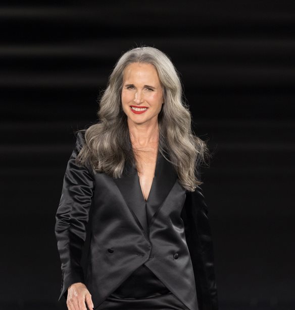 Andie McDowell | &#x397; &#x3BF;&#x3B9;&#x3BA;&#x3BF;&#x3BD;&#x3BF;&#x3BC;&#x3B9;&#x3BA;&#x3AE; &#x3B1;&#x3BD;&#x3C4;&#x3B9;&#x3C1;&#x3C5;&#x3C4;&#x3B9;&#x3B4;&#x3B9;&#x3BA;&#x3AE; &#x3BA;&#x3C1;&#x3AD;&#x3BC;&#x3B1; &#x3C4;&#x3B7;&#x3C2; &#x3B5;&#x3AF;&#x3BD;&#x3B1;&#x3B9; &#x3C4;&#x3BF; skincare staple &#x3C0;&#x3BF;&#x3C5; &#x3B3;&#x3C5;&#x3C1;&#x3BD;&#x3AC; &#x3C4;&#x3BF;&#x3BD; &#x3C7;&#x3C1;&#x3CC;&#x3BD;&#x3BF; &#x3C0;&#x3AF;&#x3C3;&#x3C9;