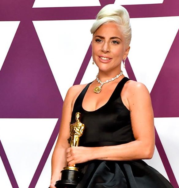 H Tudor &#x3C3;&#x3C5;&#x3B3;&#x3C7;&#x3B1;&#x3AF;&#x3C1;&#x3B5;&#x3B9; &#x3C4;&#x3B7;&#x3BD; &#x3C0;&#x3C1;&#x3AD;&#x3C3;&#x3B2;&#x3B5;&#x3B9;&#x3C1;&#x3AC; &#x3C4;&#x3B7;&#x3C2;, Lady Gaga