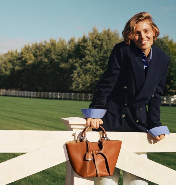 Ralph Lauren | &#x388;&#x3BD;&#x3B1; &#x3C4;&#x3B1;&#x3BE;&#x3AF;&#x3B4;&#x3B9; &#x3C3;&#x3C4;&#x3B7; &#x3B4;&#x3B9;&#x3B1;&#x3C7;&#x3C1;&#x3BF;&#x3BD;&#x3B9;&#x3BA;&#x3AE; &#x3BA;&#x3BF;&#x3BC;&#x3C8;&#x3CC;&#x3C4;&#x3B7;&#x3C4;&#x3B1; &#x3C4;&#x3C9;&#x3BD; Hamptons,  &#x3BC;&#x3AD;&#x3C3;&#x3B1; &#x3B1;&#x3C0;&#x3CC; &#x3C4;&#x3B7; &#x3BD;&#x3AD;&#x3B1; Spring 2025 &#x3C3;&#x3C5;&#x3BB;&#x3BB;&#x3BF;&#x3B3;&#x3AE;