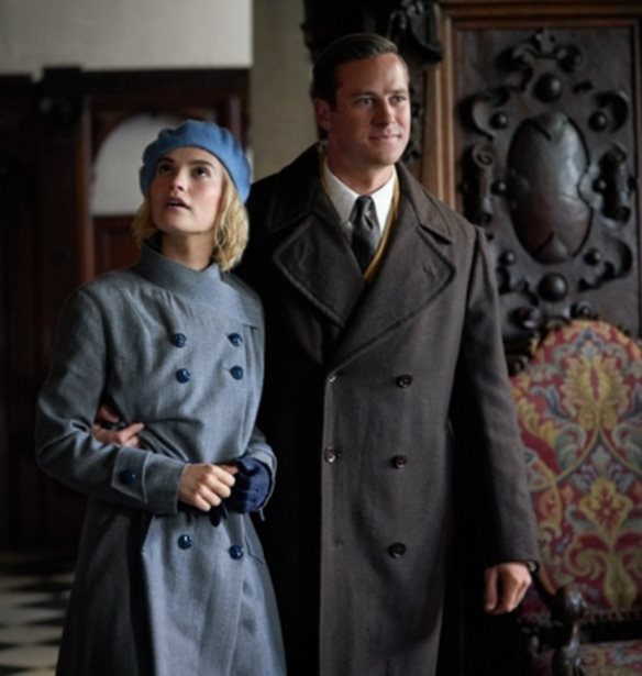 Rebecca | &#x398;&#x3AD;&#x3BB;&#x3BF;&#x3C5;&#x3BC;&#x3B5; &#x3C4;&#x3B7; &#x3B3;&#x3BA;&#x3B1;&#x3C1;&#x3BD;&#x3C4;&#x3B1;&#x3C1;&#x3CC;&#x3BC;&#x3C0;&#x3B1; &#x3C4;&#x3B7;&#x3C2; Lily James &#x3C3;&#x3C4;&#x3B7;&#x3BD; &#x3C4;&#x3B1;&#x3B9;&#x3BD;&#x3AF;&#x3B1; &#x3C4;&#x3BF;&#x3C5; Netflix