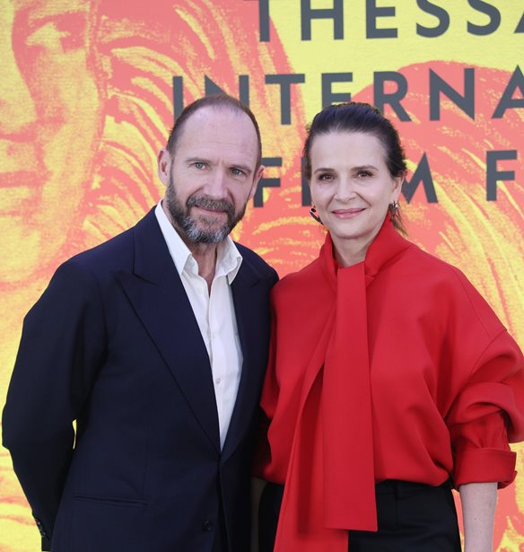 Juliette Binoche - Ralph Fiennes | &#x3A4;&#x3AD;&#x3C3;&#x3C3;&#x3B5;&#x3C1;&#x3B1; &#x3BD;&#x3AD;&#x3B1; &#x3C0;&#x3C1;&#x3AC;&#x3B3;&#x3BC;&#x3B1;&#x3C4;&#x3B1; &#x3C0;&#x3BF;&#x3C5; &#x3BC;&#x3AC;&#x3B8;&#x3B1;&#x3BC;&#x3B5; &#x3B1;&#x3C0;&#x3CC; &#x3C4;&#x3B7; &#x3C3;&#x3C5;&#x3BD;&#x3AD;&#x3BD;&#x3C4;&#x3B5;&#x3C5;&#x3BE;&#x3AE; &#x3C4;&#x3BF;&#x3C5;&#x3C2; &#x3C3;&#x3C4;&#x3B7; &#x398;&#x3B5;&#x3C3;&#x3C3;&#x3B1;&#x3BB;&#x3BF;&#x3BD;&#x3AF;&#x3BA;&#x3B7;