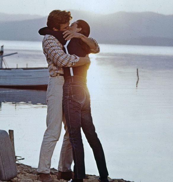 &#x3A3;&#x3B5; &#x3B1;&#x3C5;&#x3C4;&#x3AE; &#x3C4;&#x3B7;&#x3BD; &#x3C4;&#x3B1;&#x3B9;&#x3BD;&#x3AF;&#x3B1; &#x3C4;&#x3BF;&#x3C5; 1967, &#x3B7; Audrey Hepburn &#x3C6;&#x3BF;&#x3C1;&#x3AC; &#x3CC;&#x3BB;&#x3B5;&#x3C2; &#x3C4;&#x3B9;&#x3C2; &#x3C4;&#x3AC;&#x3C3;&#x3B5;&#x3B9;&#x3C2; &#x3C4;&#x3B7;&#x3C2; &#x3C6;&#x3B5;&#x3C4;&#x3B9;&#x3BD;&#x3AE;&#x3C2; &#x386;&#x3BD;&#x3BF;&#x3B9;&#x3BE;&#x3B7;&#x3C2;