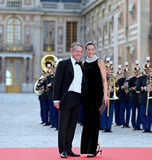 &#x39F; Hugh Grant &#x3B1;&#x3C0;&#x3BF;&#x3BA;&#x3B1;&#x3BB;&#x3CD;&#x3C0;&#x3C4;&#x3B5;&#x3B9; &#x3C4;&#x3B1; &#x3BF;&#x3BD;&#x3CC;&#x3BC;&#x3B1;&#x3C4;&#x3B1; &#x3C4;&#x3C9;&#x3BD; &#x3B4;&#x3CD;&#x3BF; &#x3BA;&#x3BF;&#x3C1;&#x3B9;&#x3C4;&#x3C3;&#x3B9;&#x3CE;&#x3BD; &#x3C4;&#x3BF;&#x3C5; &#x3B3;&#x3B9;&#x3B1; &#x3C0;&#x3C1;&#x3CE;&#x3C4;&#x3B7; &#x3C6;&#x3BF;&#x3C1;&#x3AC;