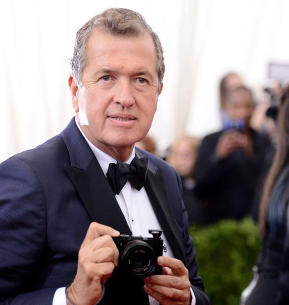 Burberry, Michael Kors &#x3BA;&#x3B1;&#x3B9; Stuart Weitzman &#x3B4;&#x3B9;&#x3B1;&#x3BA;&#x3CC;&#x3C0;&#x3C4;&#x3BF;&#x3C5;&#x3BD; &#x3C4;&#x3B7; &#x3C3;&#x3C5;&#x3BD;&#x3B5;&#x3C1;&#x3B3;&#x3B1;&#x3C3;&#x3AF;&#x3B1; &#x3C4;&#x3BF;&#x3C5;&#x3C2; &#x3BC;&#x3B5; &#x3C4;&#x3BF;&#x3BD; Mario Testino