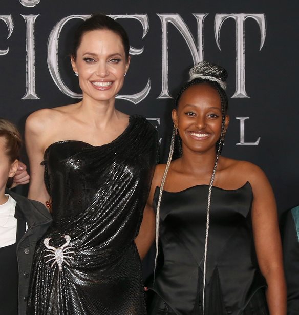 Angelina Jolie | &#x39F; &#x3C7;&#x3BF;&#x3C1;&#x3CC;&#x3C2; &#x3C4;&#x3B7;&#x3C2; &#x3C3;&#x3C4;&#x3BF; &#x3BA;&#x3BF;&#x3BB;&#x3AD;&#x3B3;&#x3B9;&#x3BF; &#x3C4;&#x3B7;&#x3C2; &#x3BA;&#x3CC;&#x3C1;&#x3B7;&#x3C2; &#x3C4;&#x3B7;&#x3C2;, Zahara