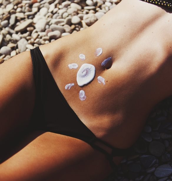 Κάηκες από τον ήλιο; Οι 5 κινήσεις για να το αντιμετωπίσεις σωστά