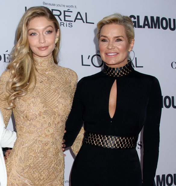 Gigi Hadid: &quot;&#x3A3;&#x3BA;&#x3B1;&#x3C1;&#x3C6;&#x3AC;&#x3BB;&#x3C9;&#x3BD;&#x3B1; &#x3C4;&#x3B9;&#x3C2; &#x3C3;&#x3BA;&#x3AC;&#x3BB;&#x3B5;&#x3C2; &#x3B3;&#x3B9;&#x3B1; &#x3BD;&#x3B1; &#x3B1;&#x3C0;&#x3BF;&#x3C6;&#x3CD;&#x3B3;&#x3C9; &#x3C4;&#x3B9;&#x3C2; &#x3BA;&#x3AC;&#x3BC;&#x3B5;&#x3C1;&#x3B5;&#x3C2; &#x3C0;&#x3BF;&#x3C5; &#x3AD;&#x3C6;&#x3B5;&#x3C1;&#x3BD;&#x3B5; &#x3B7; &#x3BC;&#x3B7;&#x3C4;&#x3AD;&#x3C1;&#x3B1; &#x3BC;&#x3BF;&#x3C5; &#x3C3;&#x3C4;&#x3BF; &#x3C3;&#x3C0;&#x3AF;&#x3C4;&#x3B9;&quot;