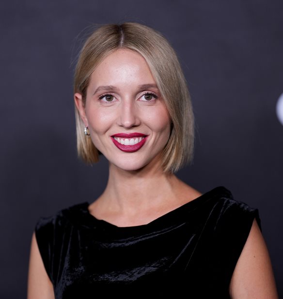 Η Μαρία Ολυμπία Ντε Γκρες με μακριά μαλλιά σε φωτογράφιση για τον οίκο Louis Vuitton