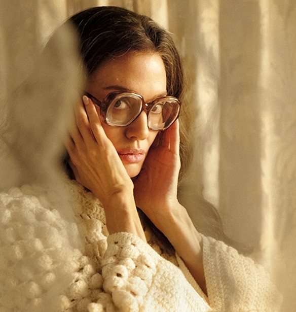 Angelina Jolie | &#x397; &#x3C3;&#x3BF;&#x3C5;&#x3AF;&#x3C4;&#x3B1; &#x3CC;&#x3C0;&#x3BF;&#x3C5; &#x3AD;&#x3BC;&#x3B5;&#x3B9;&#x3BD;&#x3B5;, &#x3C4;&#x3BF; &#x3B4;&#x3B5;&#x3AF;&#x3C0;&#x3BD;&#x3BF; &#x3C0;&#x3BF;&#x3C5; &#x3B1;&#x3C0;&#x3CC;&#x3BB;&#x3B1;&#x3C5;&#x3C3;&#x3B5; &#x3BA;&#x3B1;&#x3B9; &#x3C4;&#x3BF; &quot;&#x3B4;&#x3CE;&#x3C1;&#x3BF;&quot; &#x3C3;&#x3C4;&#x3BF; &#x3C0;&#x3C1;&#x3BF;&#x3C3;&#x3C9;&#x3C0;&#x3B9;&#x3BA;&#x3CC; &#x3C4;&#x3BF;&#x3C5; &#x3BE;&#x3B5;&#x3BD;&#x3BF;&#x3B4;&#x3BF;&#x3C7;&#x3B5;&#x3AF;&#x3BF;&#x3C5;