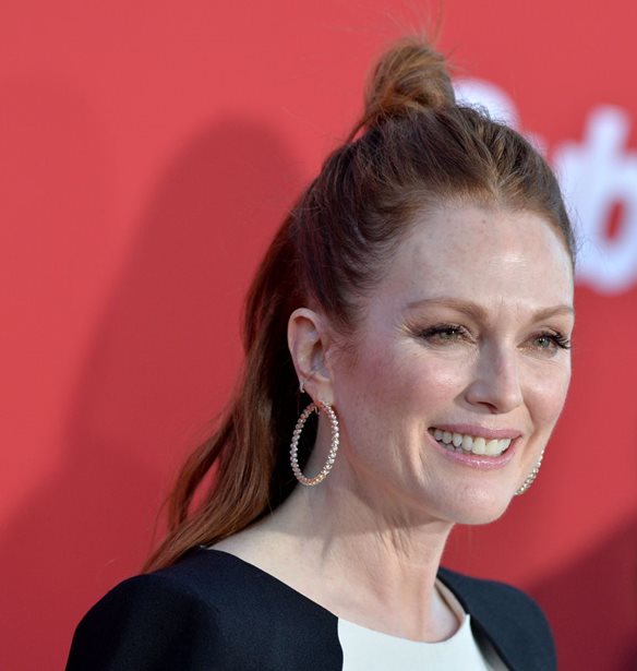 H Julianne Moore &#x3B8;&#x3B1; &#x3C5;&#x3C0;&#x3BF;&#x3B4;&#x3C5;&#x3B8;&#x3B5;&#x3AF; &#x3C4;&#x3B7; Gloria Steinem &#x3C3;&#x3C4;&#x3B7;&#x3BD; &#x3BA;&#x3B9;&#x3BD;&#x3B7;&#x3BC;&#x3B1;&#x3C4;&#x3BF;&#x3B3;&#x3C1;&#x3B1;&#x3C6;&#x3B9;&#x3BA;&#x3AE; &#x3B2;&#x3B9;&#x3BF;&#x3B3;&#x3C1;&#x3B1;&#x3C6;&#x3AF;&#x3B1; &#x3C4;&#x3B7;&#x3C2;
