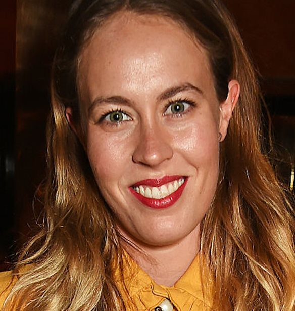 Nina Flohr | &#x397; &#x3BC;&#x3C5;&#x3C3;&#x3C4;&#x3B7;&#x3C1;&#x3B9;&#x3CE;&#x3B4;&#x3B7;&#x3C2; &#x3B1;&#x3C0;&#x3CC;&#x3B4;&#x3C1;&#x3B1;&#x3C3;&#x3B7; &#x3C3;&#x3B5; &#x3C0;&#x3B1;&#x3C1;&#x3B1;&#x3BC;&#x3C5;&#x3B8;&#x3AD;&#x3BD;&#x3B9;&#x3BF; &#x3C6;&#x3B8;&#x3B9;&#x3BD;&#x3BF;&#x3C0;&#x3C9;&#x3C1;&#x3B9;&#x3BD;&#x3CC; &#x3C3;&#x3BA;&#x3B7;&#x3BD;&#x3B9;&#x3BA;&#x3CC;