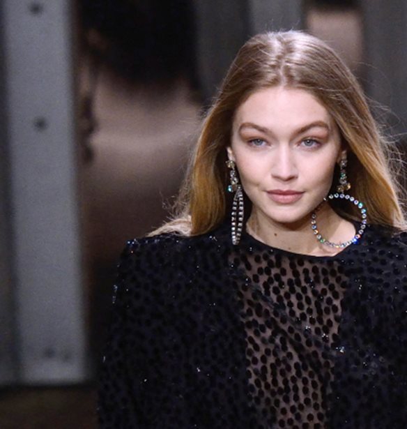 H Gigi Hadid &#x3C0;&#x3BF;&#x3B6;&#x3AC;&#x3C1;&#x3B5;&#x3B9; &#x3BC;&#x3B5; super girly &#x3C7;&#x3C4;&#x3AD;&#x3BD;&#x3B9;&#x3C3;&#x3BC;&#x3B1; &#x3C0;&#x3B1;&#x3C1;&#x3AD;&#x3B1; &#x3BC;&#x3B5; &#x3C4;&#x3B7; &#x3BC;&#x3B1;&#x3BC;&#x3AC; &#x3C4;&#x3B7;&#x3C2;