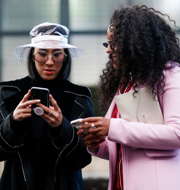 T&#x3B9; &#x3C0;&#x3C1;&#x3AD;&#x3C0;&#x3B5;&#x3B9; &#x3BD;&#x3B1; &#x3C0;&#x3C1;&#x3BF;&#x3C3;&#x3AD;&#x3BE;&#x3B5;&#x3B9;&#x3C2; &#x3C3;&#x3C4;&#x3B1; social media &#x3B3;&#x3B9;&#x3B1; &#x3BD;&#x3B1; &#x3BA;&#x3B5;&#x3C1;&#x3B4;&#x3AF;&#x3C3;&#x3B5;&#x3B9;&#x3C2; &#x3C4;&#x3B7; &#x3B4;&#x3BF;&#x3C5;&#x3BB;&#x3B5;&#x3B9;&#x3AC; &#x3C4;&#x3C9;&#x3BD; &#x3BF;&#x3BD;&#x3B5;&#x3AF;&#x3C1;&#x3C9;&#x3BD; &#x3C3;&#x3BF;&#x3C5;