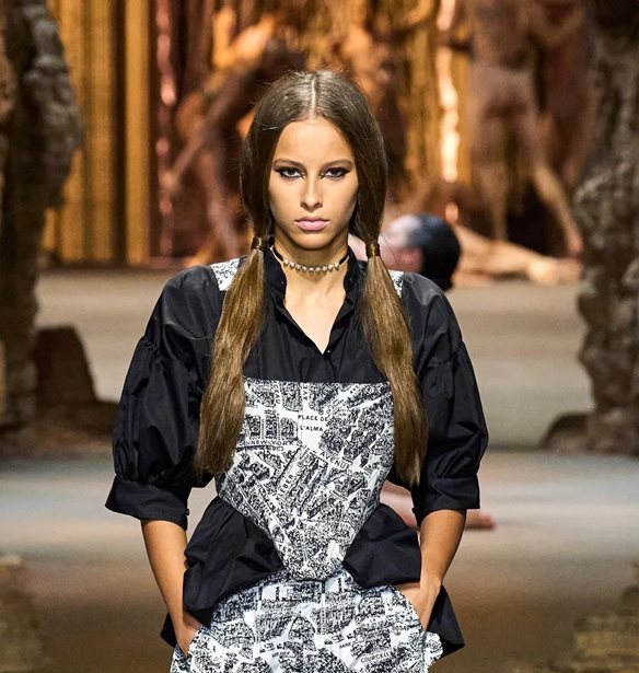 Paris Fashion Week | To &#x3C0;&#x3B1;&#x3BD;&#x3B5;&#x3CD;&#x3BA;&#x3BF;&#x3BB;&#x3BF; (&#x3BA;&#x3B1;&#x3B9; &#x3C0;&#x3BF;&#x3BB;&#x3CD; &#x3C3;&#x3AD;&#x3BE;&#x3B9;) &#x3C7;&#x3C4;&#x3AD;&#x3BD;&#x3B9;&#x3C3;&#x3BC;&#x3B1; &#x3B3;&#x3B9;&#x3B1; &#x3BB;&#x3B5;&#x3C0;&#x3C4;&#x3AC; &#x3BC;&#x3B1;&#x3BB;&#x3BB;&#x3B9;&#x3AC; &#x3C0;&#x3BF;&#x3C5; &#x3AD;&#x3BA;&#x3B1;&#x3BD;&#x3B5; &#x3B8;&#x3C1;&#x3B1;&#x3CD;&#x3C3;&#x3B7; &#x3C3;&#x3C4;&#x3B7;&#x3BD; &#x3C0;&#x3B1;&#x3C3;&#x3B1;&#x3C1;&#x3AD;&#x3BB;&#x3B1;