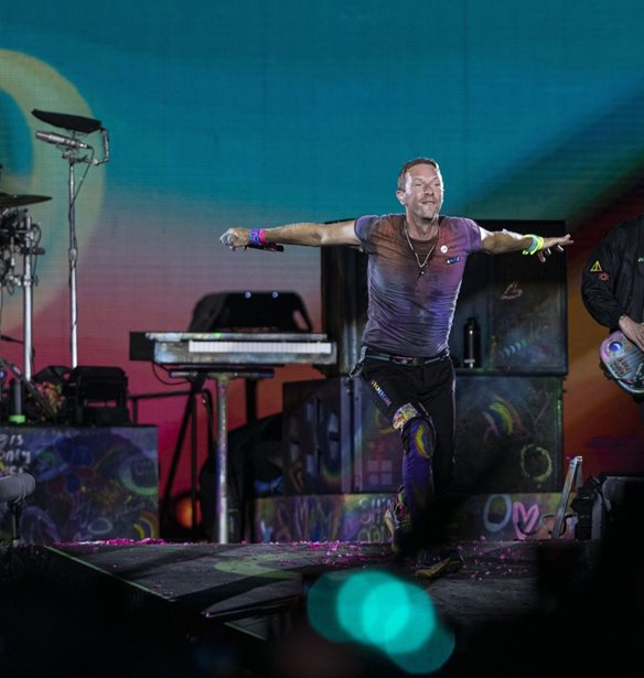 O&#x3B9; Coldplay &#x3B3;&#x3C5;&#x3C1;&#x3AF;&#x3B6;&#x3BF;&#x3C5;&#x3BD; video clip &#x3C3;&#x3C4;&#x3B7;&#x3BD; &#x391;&#x3B8;&#x3AE;&#x3BD;&#x3B1; &#x3BA;&#x3B1;&#x3B9; &#x3C3;&#x3B5; &#x3BA;&#x3B1;&#x3BB;&#x3BF;&#x3CD;&#x3BD; &#x3BD;&#x3B1; &#x3C0;&#x3AC;&#x3C1;&#x3B5;&#x3B9;&#x3C2; &#x3BC;&#x3AD;&#x3C1;&#x3BF;&#x3C2;