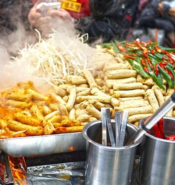 Trailer &#x3B3;&#x3B9;&#x3B1; &#x3C4;&#x3BF; Street Food &#x3C0;&#x3BF;&#x3C5; &#x3C4;&#x3B1;&#x3BE;&#x3B9;&#x3B4;&#x3B5;&#x3CD;&#x3B5;&#x3B9; &#x3C3;&#x3C4;&#x3BF;&#x3C5;&#x3C2; &#x3C0;&#x3AC;&#x3B3;&#x3BA;&#x3BF;&#x3C5;&#x3C2; &#x3BA;&#x3B1;&#x3B9; &#x3C4;&#x3B9;&#x3C2; &#x3BA;&#x3B1;&#x3BD;&#x3C4;&#x3AF;&#x3BD;&#x3B5;&#x3C2; &#x3C4;&#x3B7;&#x3C2; &#x391;&#x3C3;&#x3AF;&#x3B1;&#x3C2;