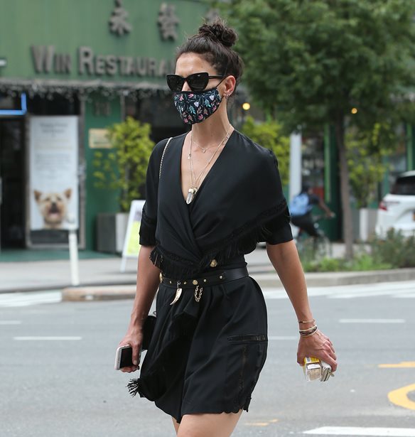 &#x397; Katie Holmes &#x3BC;&#x3B5; total black