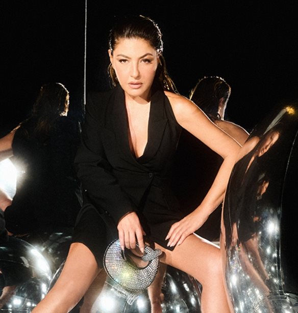 Dark Glamour &amp; Star Power | &#x397; &#x388;&#x3BB;&#x3B5;&#x3BD;&#x3B1; &#x3A0;&#x3B1;&#x3C0;&#x3B1;&#x3C1;&#x3AF;&#x3B6;&#x3BF;&#x3C5; &#x3C0;&#x3C1;&#x3C9;&#x3C4;&#x3B1;&#x3B3;&#x3C9;&#x3BD;&#x3B9;&#x3C3;&#x3C4;&#x3B5;&#x3AF; &#x3C3;&#x3C4;&#x3B7; &#x3BD;&#x3AD;&#x3B1; FW24 &#x3BA;&#x3B1;&#x3BC;&#x3C0;&#x3AC;&#x3BD;&#x3B9;&#x3B1; &#x3C4;&#x3B7;&#x3C2; Haralas