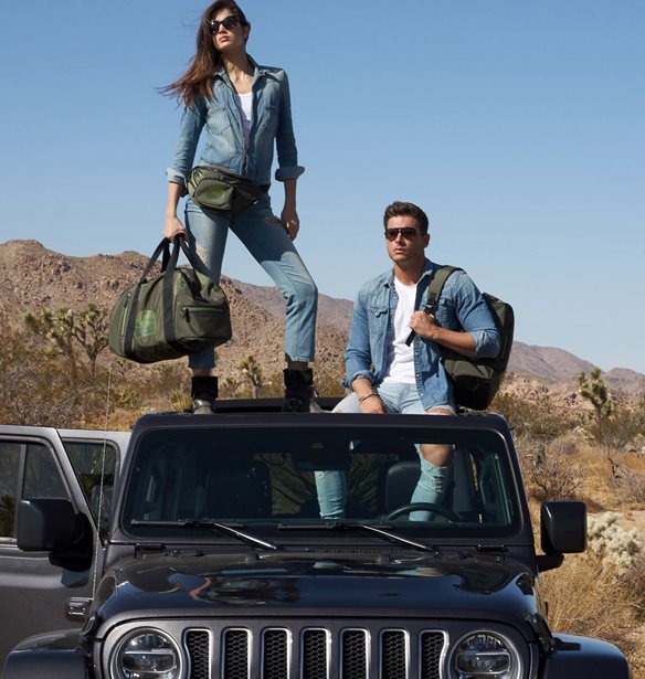 &#x397; Go Carpisa &#x3C0;&#x3B1;&#x3C1;&#x3BF;&#x3C5;&#x3C3;&#x3B9;&#x3AC;&#x3B6;&#x3B5;&#x3B9; &#x3C4;&#x3B7;&#x3BD; Heritage Jeep &#xAE; Collection