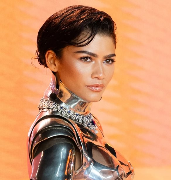 &#x397; Zendaya &#x3C1;&#x3AF;&#x3C7;&#x3BD;&#x3B5;&#x3B9; &#x3C4;&#x3BF; &#x3AF;&#x3BD;&#x3C4;&#x3B5;&#x3C1;&#x3BD;&#x3B5;&#x3C4; &#x3C6;&#x3BF;&#x3C1;&#x3CE;&#x3BD;&#x3C4;&#x3B1;&#x3C2; vintage MUGLER &#x3B1;&#x3C0;&#x3CC; &#x3C4;&#x3B7;&#x3BD; &#x3C3;&#x3C5;&#x3BB;&#x3BB;&#x3BF;&#x3B3;&#x3AE; Fall/ Winter 1995 Haute Couture &#x3C3;&#x3C4;&#x3B7;&#x3BD; &#x3C0;&#x3C1;&#x3B5;&#x3BC;&#x3B9;&#x3AD;&#x3C1;&#x3B1; &#x3C4;&#x3BF;&#x3C5; Dune: Part Two &#x3C3;&#x3C4;&#x3BF; &#x39B;&#x3BF;&#x3BD;&#x3B4;&#x3AF;&#x3BD;&#x3BF;