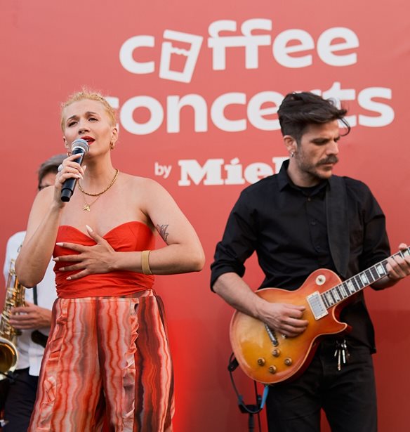 Coffee Concert by Miele | H &#x3A0;&#x3AD;&#x3BD;&#x3BD;&#x3C5; &#x39C;&#x3C0;&#x3B1;&#x3BB;&#x3C4;&#x3B1;&#x3C4;&#x3B6;&#x3AE; &#x3C3;&#x3B5; &#x3AD;&#x3BD;&#x3B1; unplugged live &#x3C0;&#x3BF;&#x3C5; &#x3B9;&#x3BA;&#x3B1;&#x3BD;&#x3BF;&#x3C0;&#x3BF;&#x3AF;&#x3B7;&#x3C3;&#x3B5; &#x3CC;&#x3BB;&#x3B5;&#x3C2; &#x3C4;&#x3B9;&#x3C2; &#x3B1;&#x3B9;&#x3C3;&#x3B8;&#x3AE;&#x3C3;&#x3B5;&#x3B9;&#x3C2;
