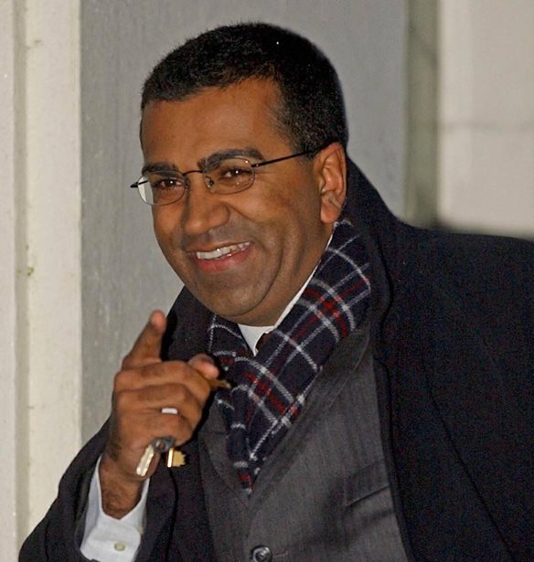 Martin Bashir | &#x3A0;&#x3BF;&#x3B9;&#x3BF;&#x3C2; &#x3B5;&#x3AF;&#x3BD;&#x3B1;&#x3B9; &#x3BF; &#x3BC;&#x3B5;&#x3B3;&#x3B1;&#x3BB;&#x3BF;&#x3B4;&#x3B7;&#x3BC;&#x3BF;&#x3C3;&#x3B9;&#x3BF;&#x3B3;&#x3C1;&#x3AC;&#x3C6;&#x3BF;&#x3C2; &#x3C0;&#x3BF;&#x3C5; &#x3B5;&#x3BE;&#x3B1;&#x3C0;&#x3AC;&#x3C4;&#x3B7;&#x3C3;&#x3B5; &#x3C4;&#x3B7; Diana &#x3BA;&#x3B1;&#x3B9; &#x3C4;&#x3BF;&#x3BD; Michael Jackson