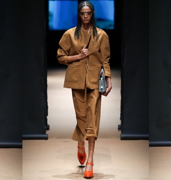 Prada SS&#x27;23 | &#x3A4;&#x3BF; &#x3B1;&#x3C5;&#x3C3;&#x3C4;&#x3B7;&#x3C1;&#x3CC; tailoring &#x3BA;&#x3B1;&#x3B9; &#x3BF; &#x3BA;&#x3C1;&#x3C5;&#x3C6;&#x3CC;&#x3C2; &#x3C1;&#x3BF;&#x3BC;&#x3B1;&#x3BD;&#x3C4;&#x3B9;&#x3C3;&#x3BC;&#x3CC;&#x3C2; &#x3C3;&#x3C4;&#x3B7; &#x3BD;&#x3AD;&#x3B1; &#x3C3;&#x3C5;&#x3BB;&#x3BB;&#x3BF;&#x3B3;&#x3AE; &#x3C4;&#x3BF;&#x3C5; &#x3BF;&#x3AF;&#x3BA;&#x3BF;&#x3C5;