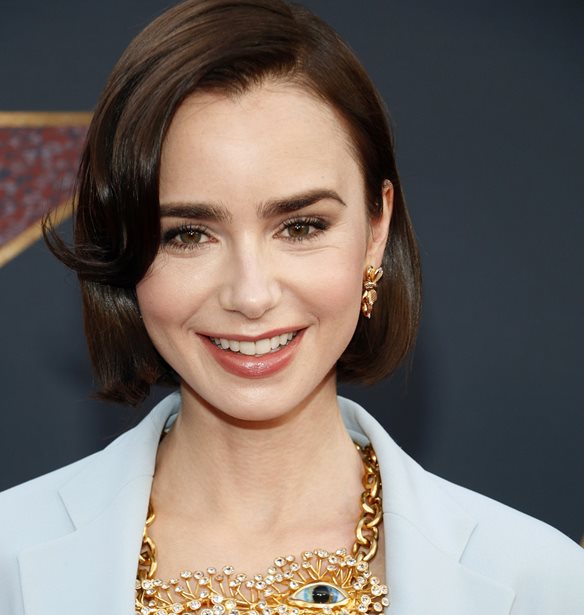 Lily Collins | &#x3A4;&#x3BF; &#x3BA;&#x3BF;&#x3B9;&#x3BD;&#x3CC; &#x3C7;&#x3B1;&#x3C1;&#x3B1;&#x3BA;&#x3C4;&#x3B7;&#x3C1;&#x3B9;&#x3C3;&#x3C4;&#x3B9;&#x3BA;&#x3CC; &#x3BC;&#x3B5; &#x3C4;&#x3B7;&#x3BD; &#x3B7;&#x3C1;&#x3C9;&#x3AF;&#x3B4;&#x3B1; &#x3C4;&#x3B7;&#x3C2; &#x3C3;&#x3C4;&#x3BF; Emily In Paris &#x3C0;&#x3BF;&#x3C5; &#x3CC;&#x3BC;&#x3C9;&#x3C2; &#x3B4;&#x3B5;&#x3BD; &#x3B8;&#x3AD;&#x3BB;&#x3B5;&#x3B9; &#x3BD;&#x3B1; &#x3AD;&#x3C7;&#x3B5;&#x3B9;